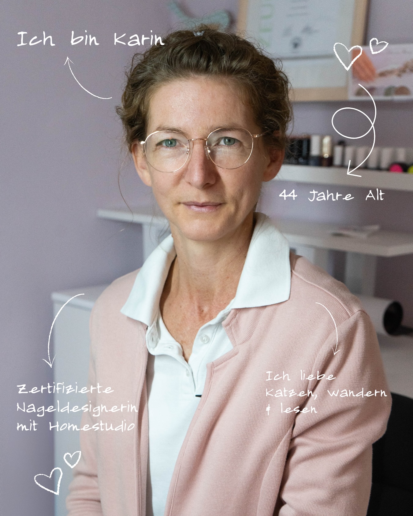 Karin Smolle mit Farbpalette in ihrem Studio
