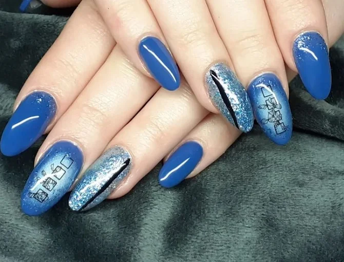 Tiefblau mit Silber-Akzent